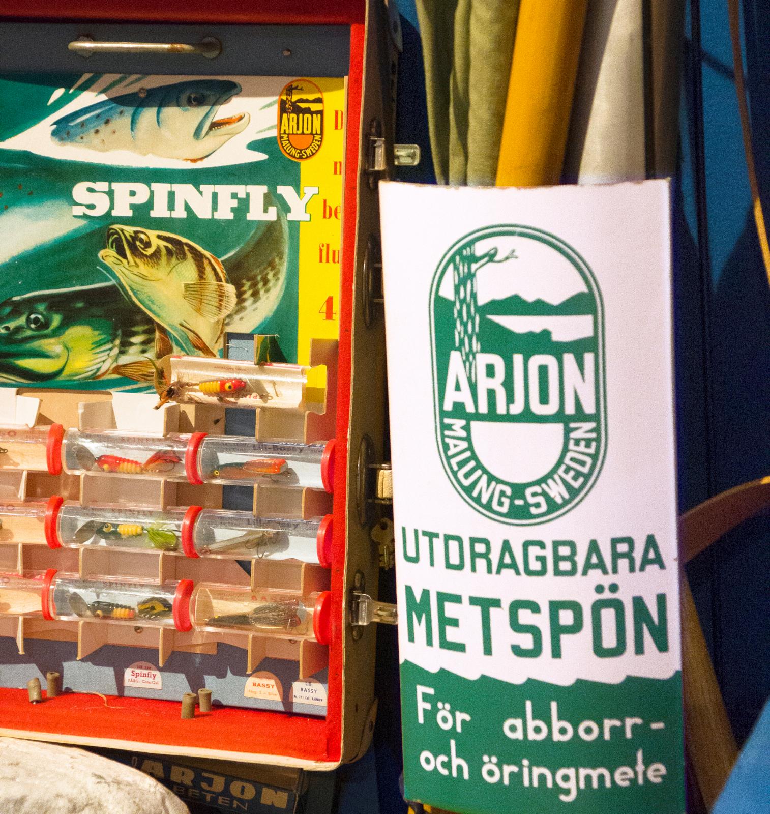 Utöver alla spön, rullar och drag finns mycket av dåtidens reklamprodukter, skyltar och förpackningar bevarade.