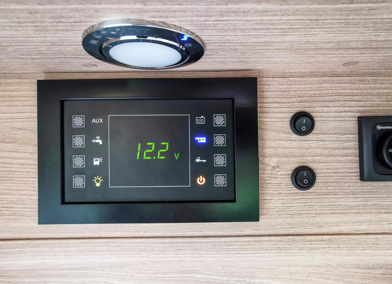 Manöverpanelen är lätt att begripa, enbart voltindikering kan dock kräva förklaring för många nybörjare.