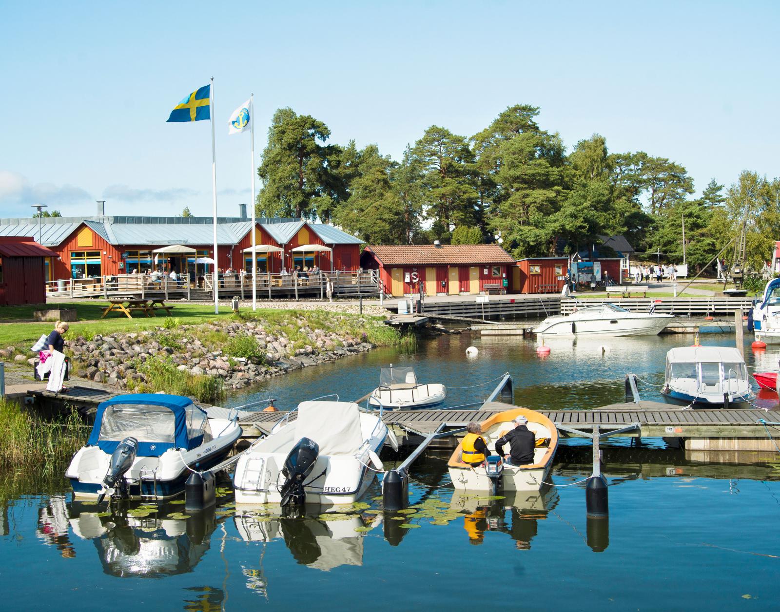 Många kommer till Spikens fiskeläge med båt. Gästhamnen är en av Vänerns bättre.