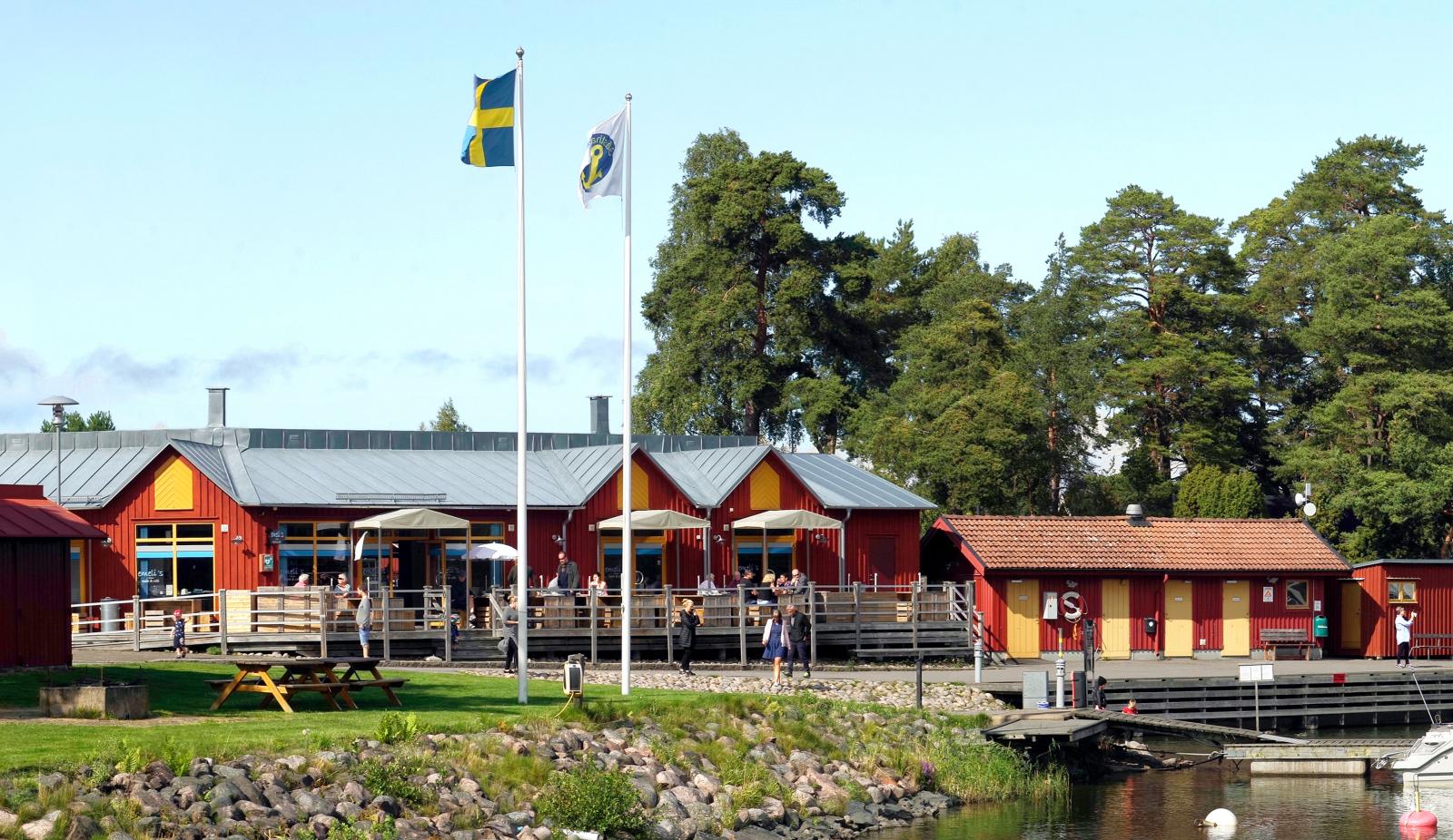 Restaurang med många goda fiskrätter på menyn för den hungrige.