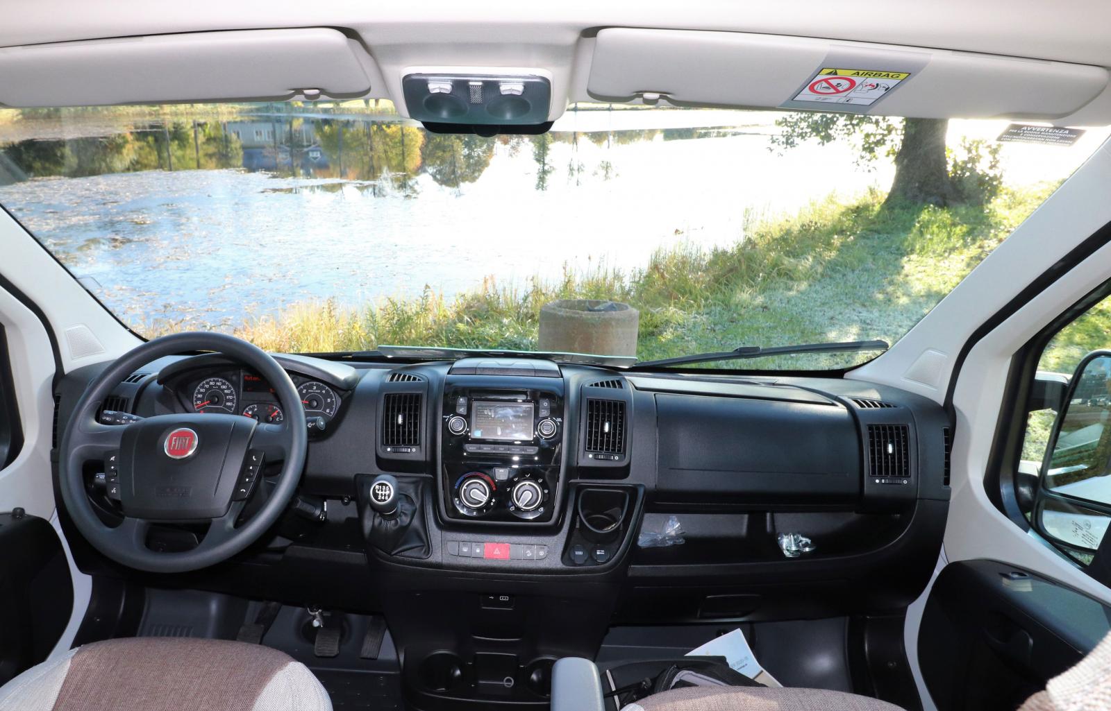 Förarmiljön känns igen från andra baserade på Fiat Ducato. Notera nya automatspaken.