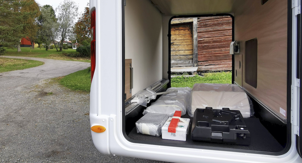 Garage med lastskenor, öglor, belysning och 230-voltsuttag.