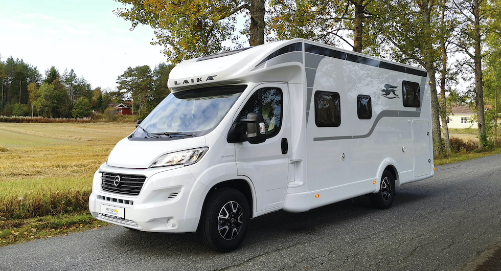 Testbilen rullar på 16-tumshjul med aluminiumfälgar. Dekalerna är diskreta men en nedlackad kofångare ger ett exklusivt intryck ihop med den snygga övergången mellan hytt och bodel.