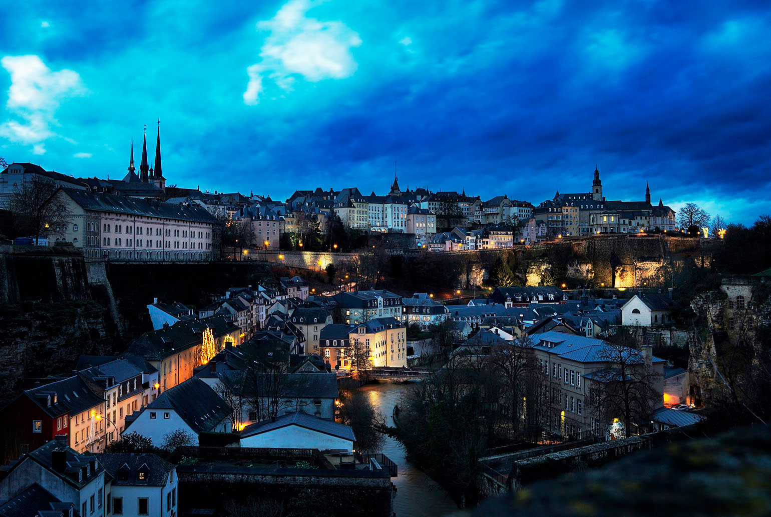 Magisk kvällsbild över Luxemburg City.