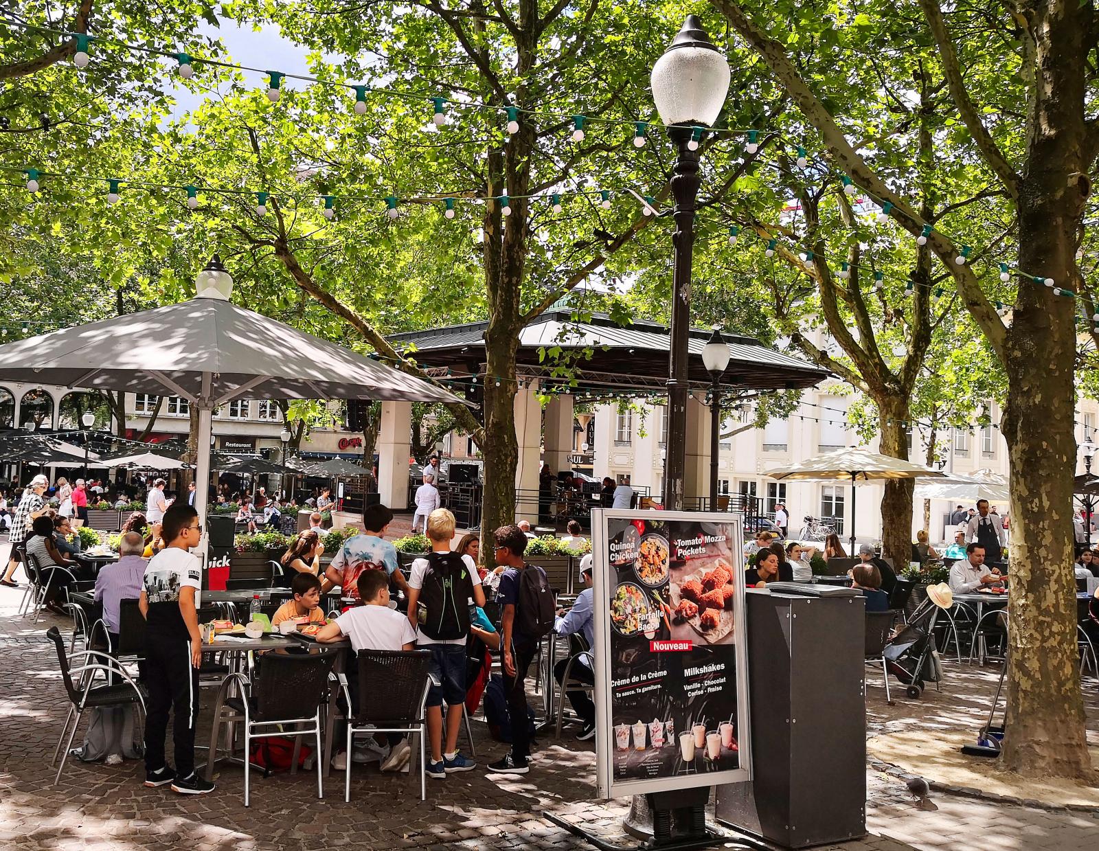 Runt Place DÁrmes torg finns ett stort utbud av trevliga uteserveringar för en svalkande öl.