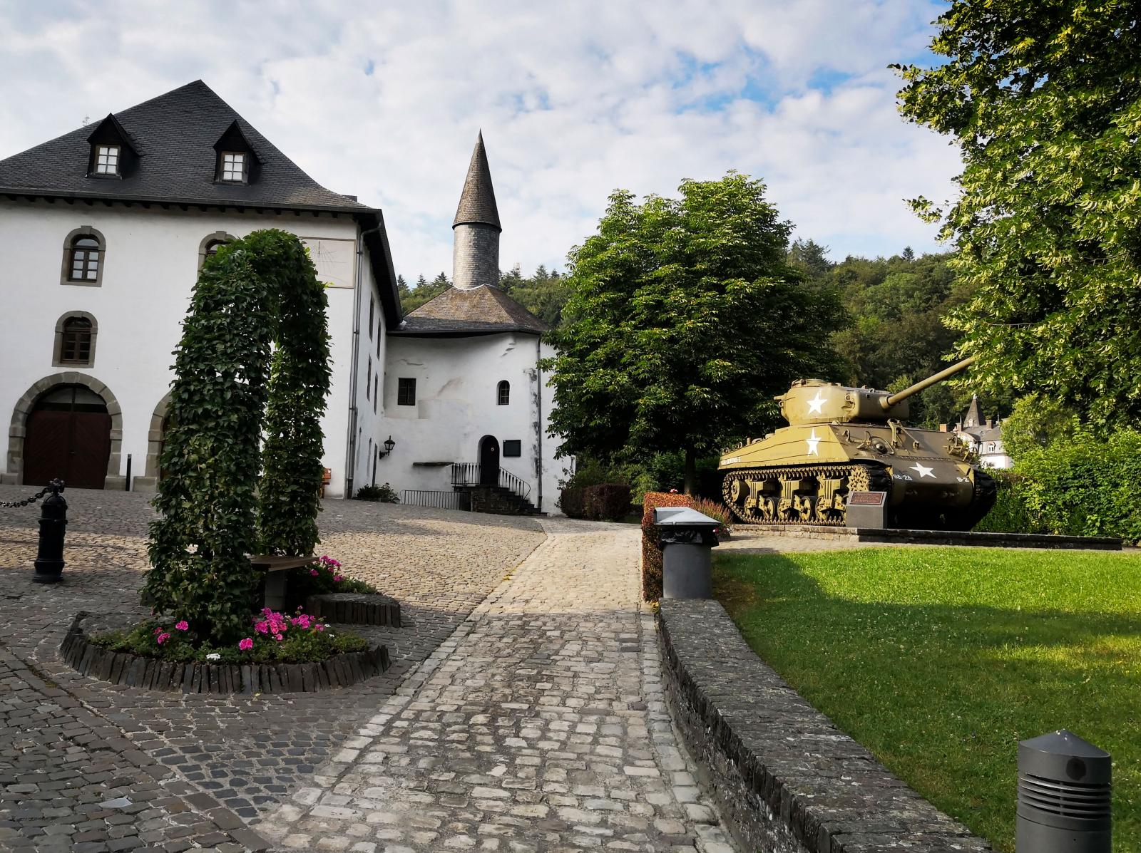Inne på Clervaux slott pågår utställningen Family of Man som upptagits på Unescos världsminneslista.