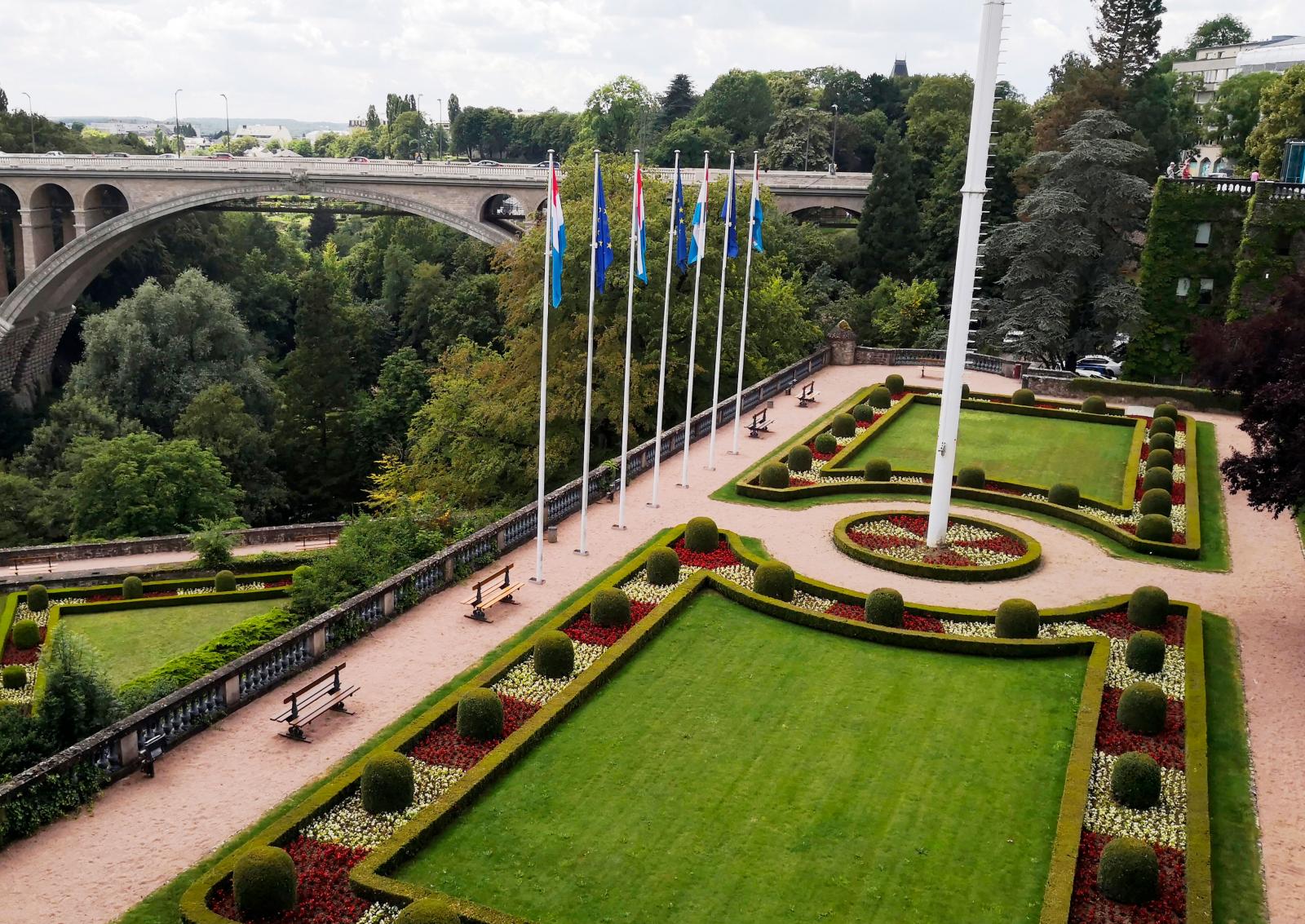 Place de la Constitution (The Constitution Square) byggdes på bastionen Beck (byggd 1644) och symboliserar frihet för Luxemburgs folk.