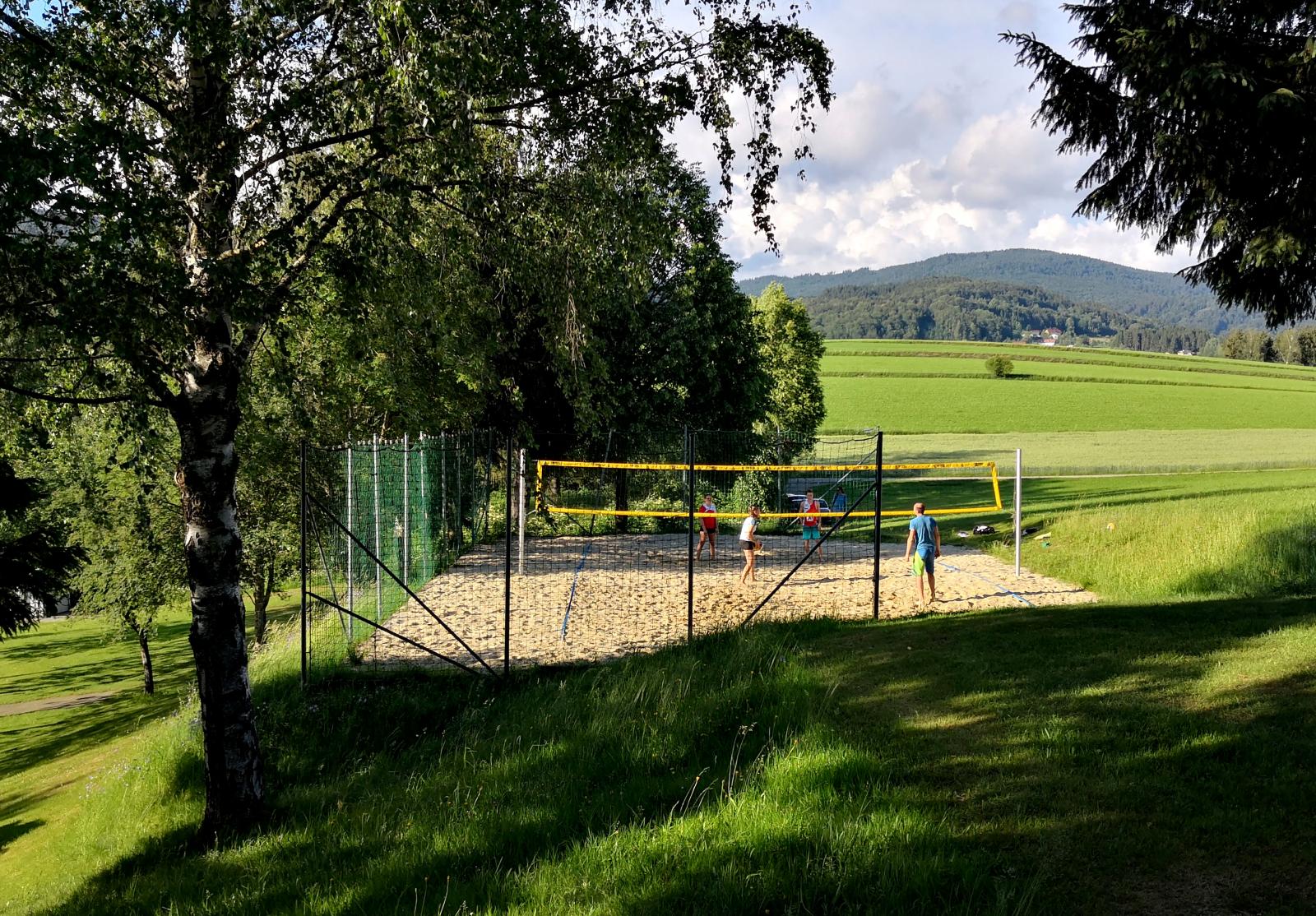 Campingen har en egen plan för beachvolleyboll. I direkt närhet finns också en golfbana.
