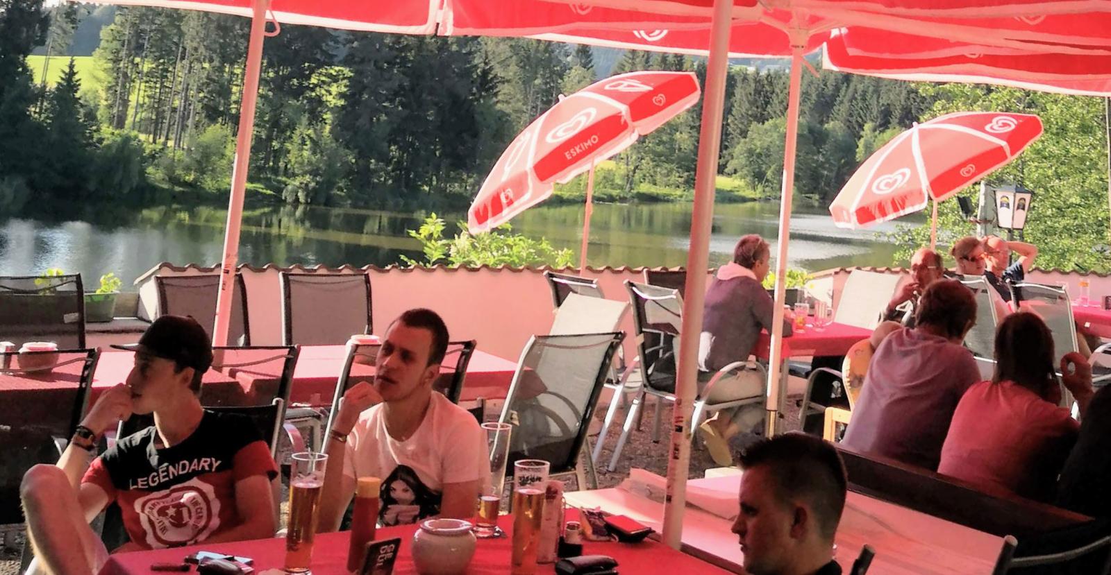 Campingens restaurang är även populär bland gäster från byarna omkring som bokar bord.