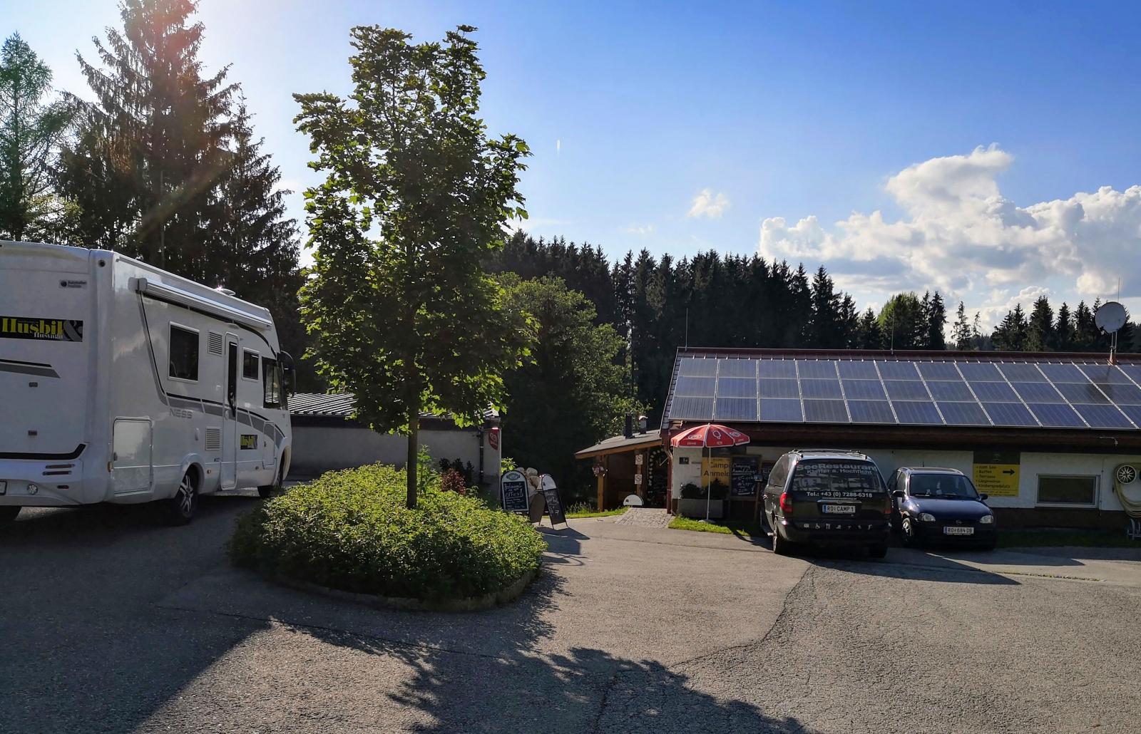 Huvudbyggnaden innehåller restaurang, uteservering, reception och servicehus med duschar, wc och tvättstuga med torkrum för skidutrustning.