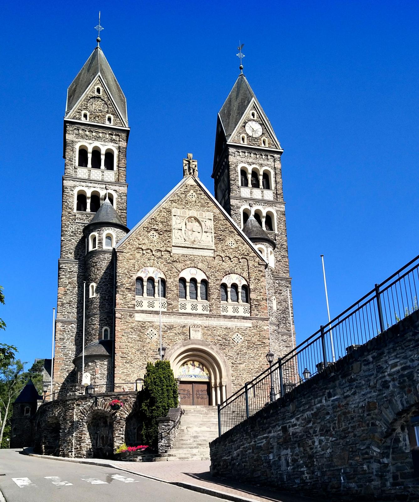 I Pariskyrkan
i Clervaux kan du lyssna på munkar som framför sina mäktiga gregorianska sånger.