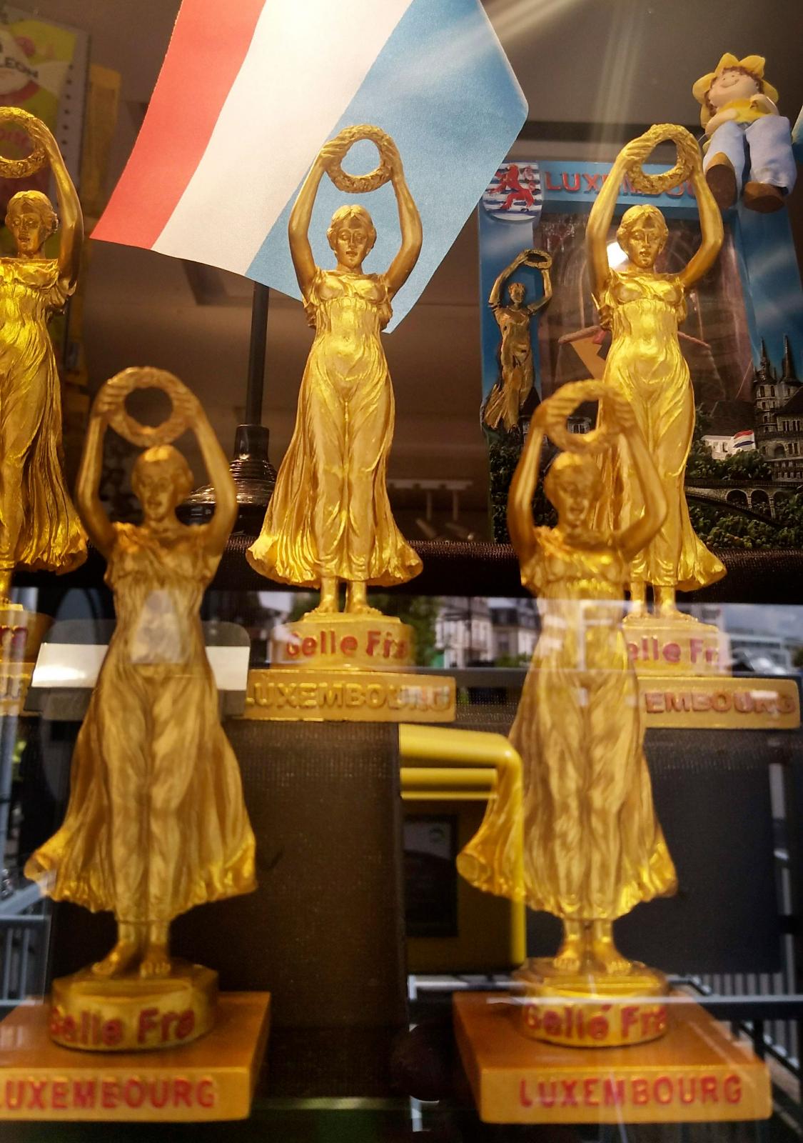 Souvenirbutiker finns i alla större städer och så förstås även i Luxemburg där du kan köpa kylskåpsmagneter, klistermärken och små statyetter.