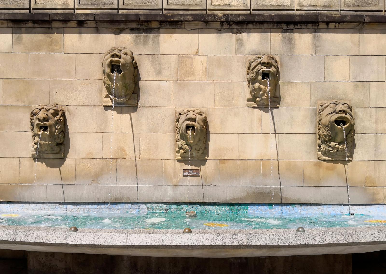 Underhållande skulptur vid Notre-Dame i Luxemburg.