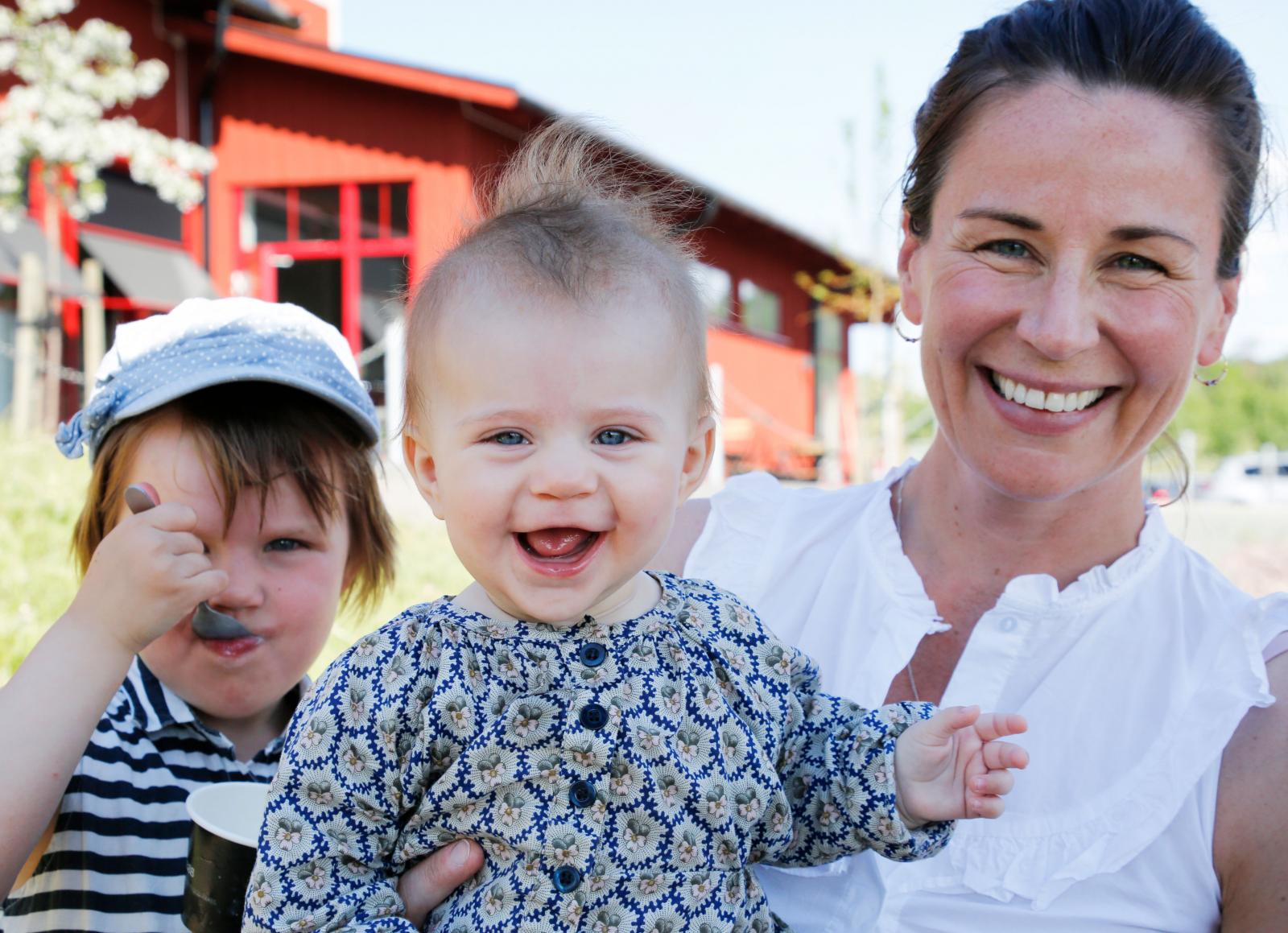 Karin Frödeberg med barnen
Ingrid och Bea.
