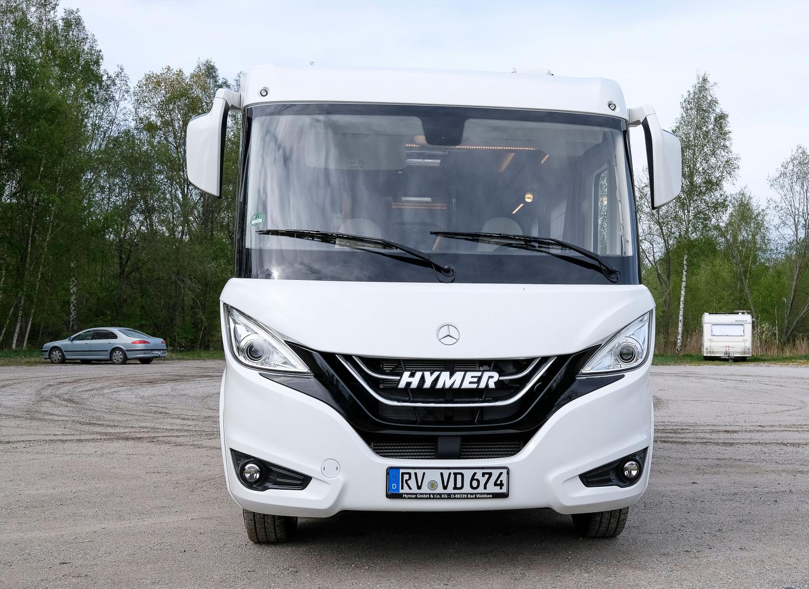 Designen med de aningens utåtstående huvudstrålkastarna är gjord av en tysk designbyrå som ofta anlitas till husbilar.