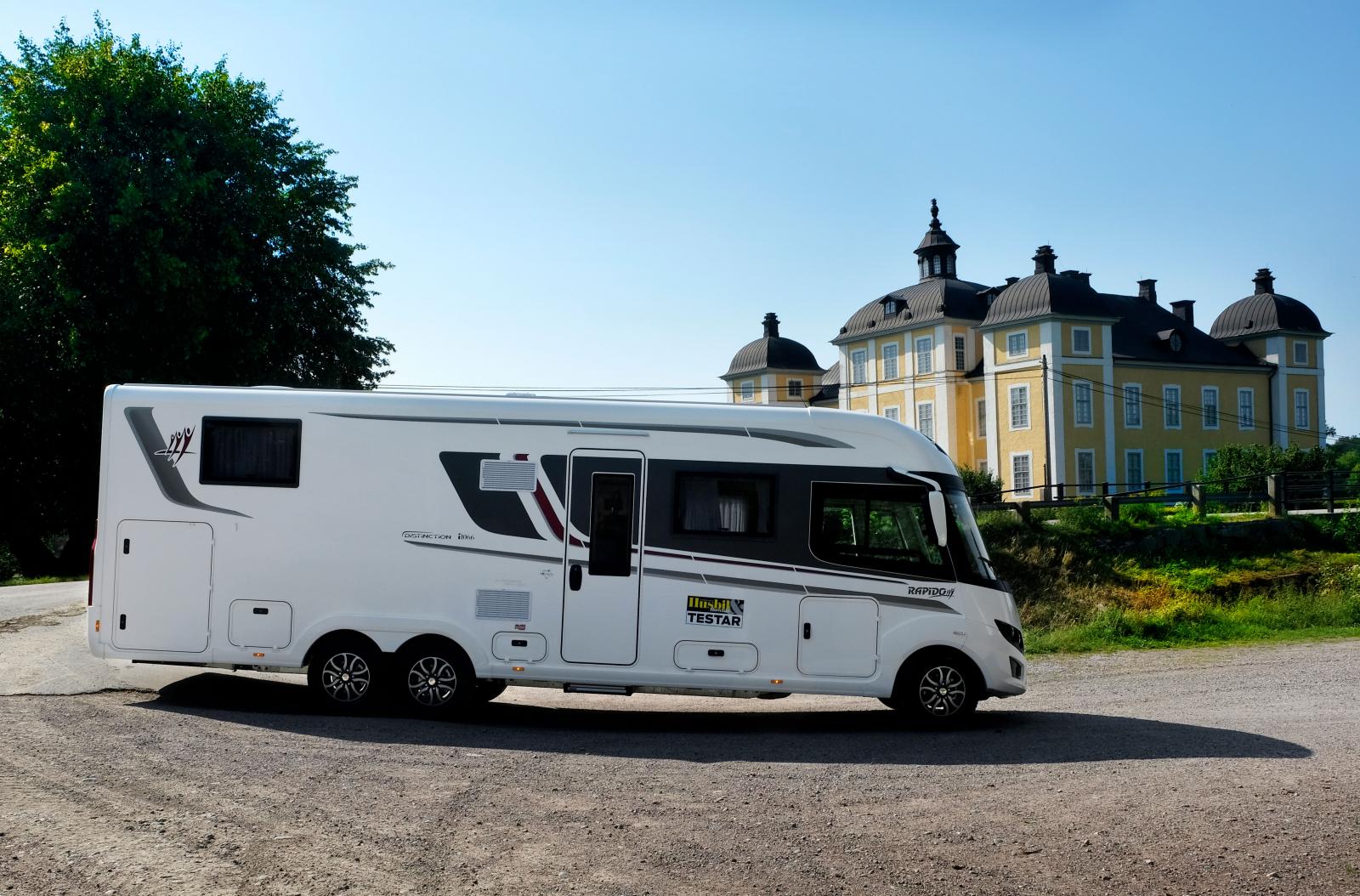879 cm lång påminner testbilen om ett slott på sex hjul. Mer lättkörd än den ser ut att vara.