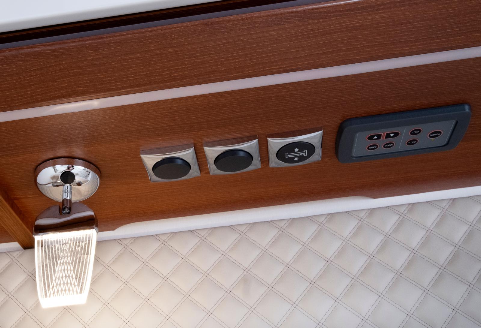 Kontakter och manöverpanel ovanför
de sovandes huvuden. Härifrån kan
radion styras.