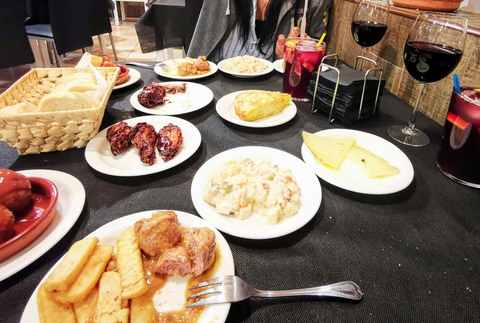 Tapas och sangria i baren på Resort Indalo.