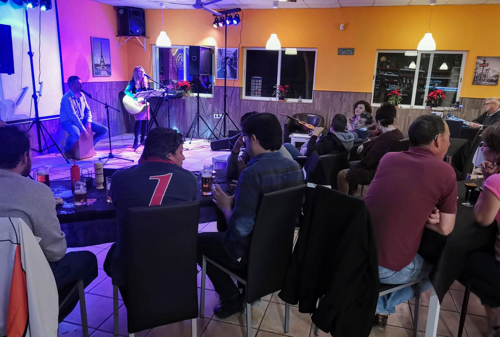 Torsdagar är det ”open mic night” och trubadurer underhåller. Populärt både bland campare och ortsbor.