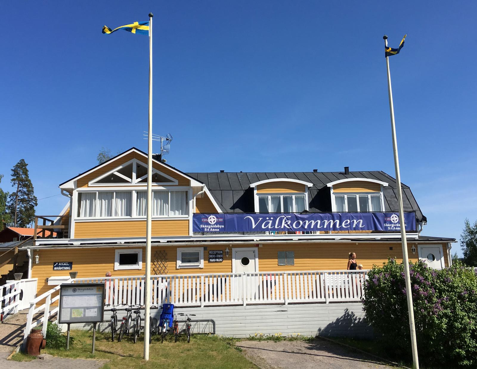 Receptionen inryms i denna
vackra trävilla.