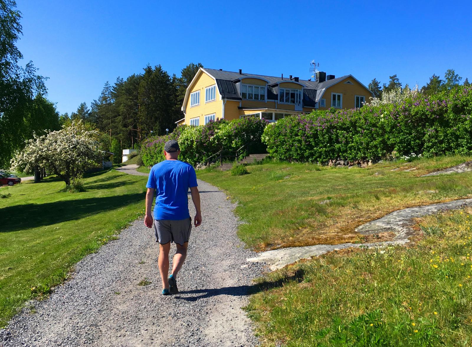 Grusvägen som leder upp till
receptionen.