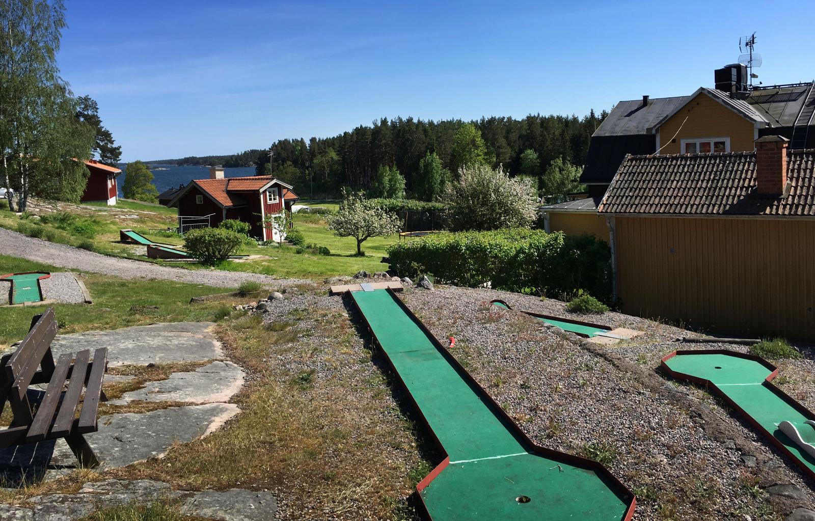 Minigolfbanan är vackert belägen uppe på denna höjd.