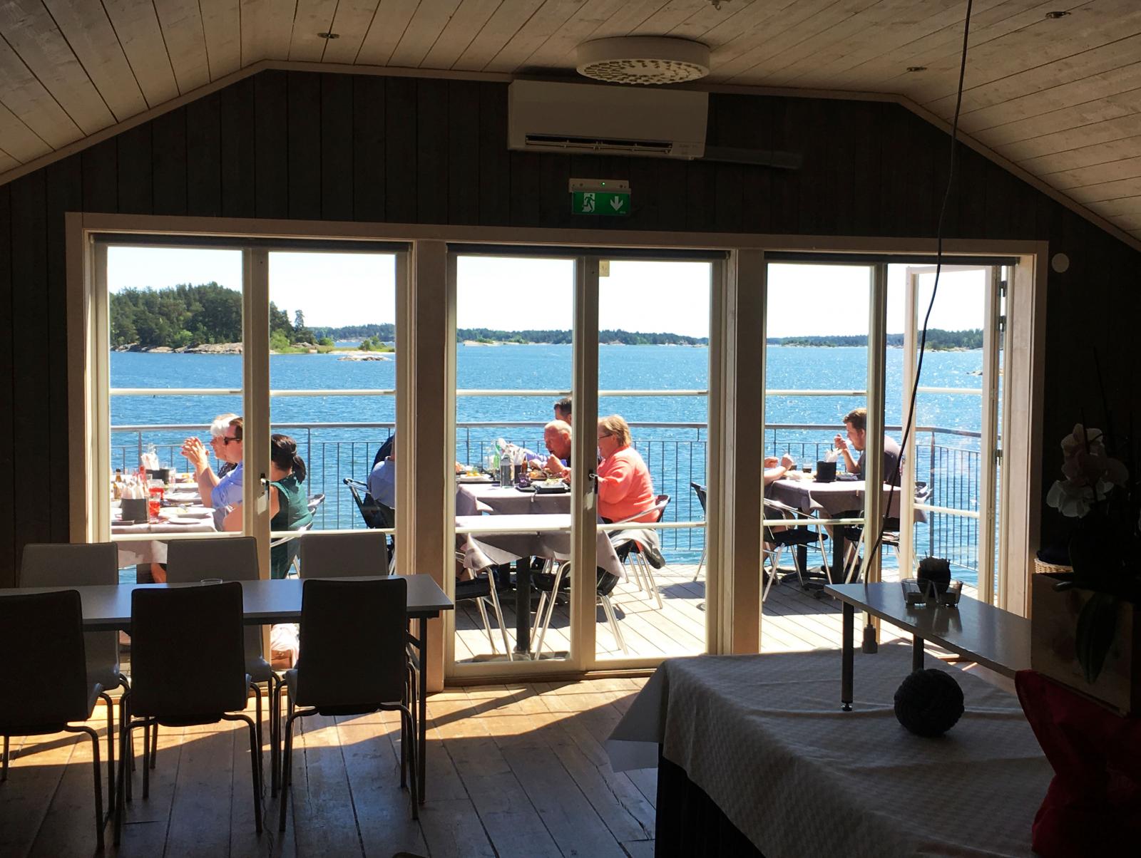 Skärgårdskrogen erbjuder platser både inne och ute.
