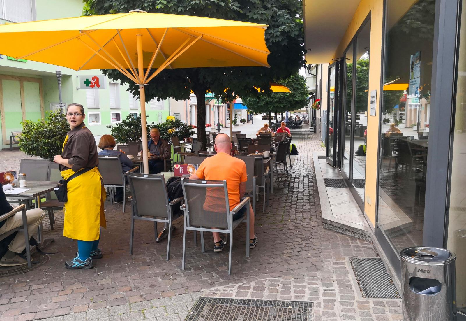 Ännu ett av många kafébesök under vår resa. Här i centrala Bad Krozingen.