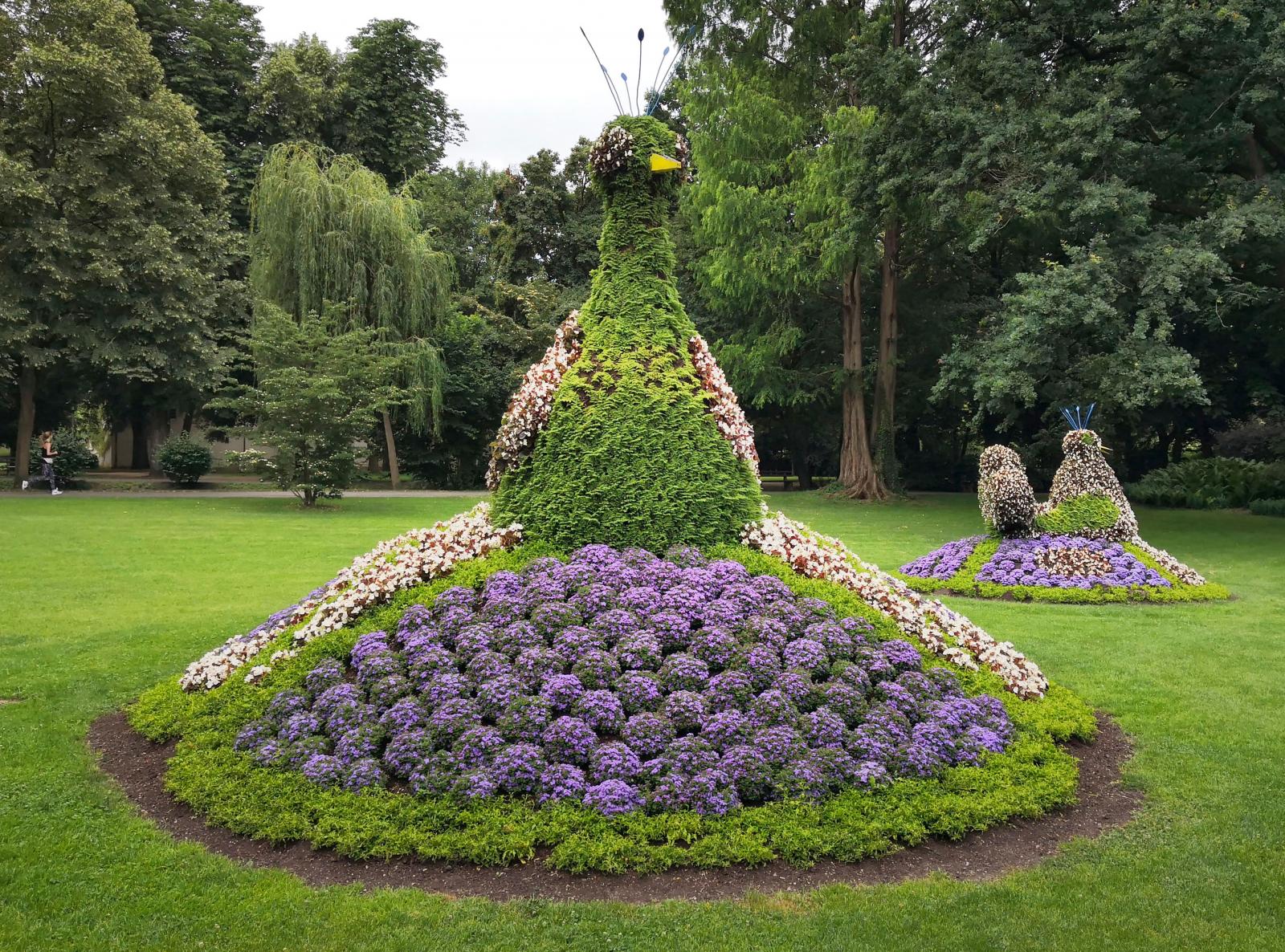 Blomuppsättningar av det större slaget finns i kurparken.