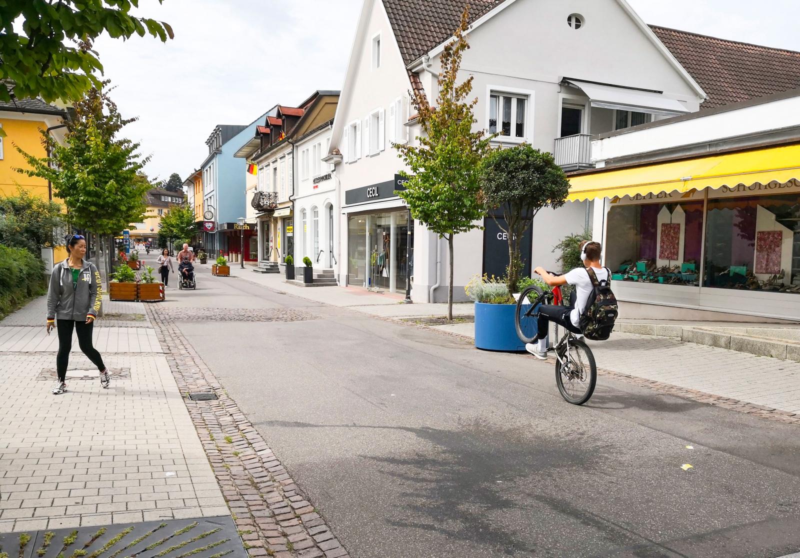 Lokal cykelvirtuos visar sina bakhjulskonster på väg till skolan i Bad Krozingen.