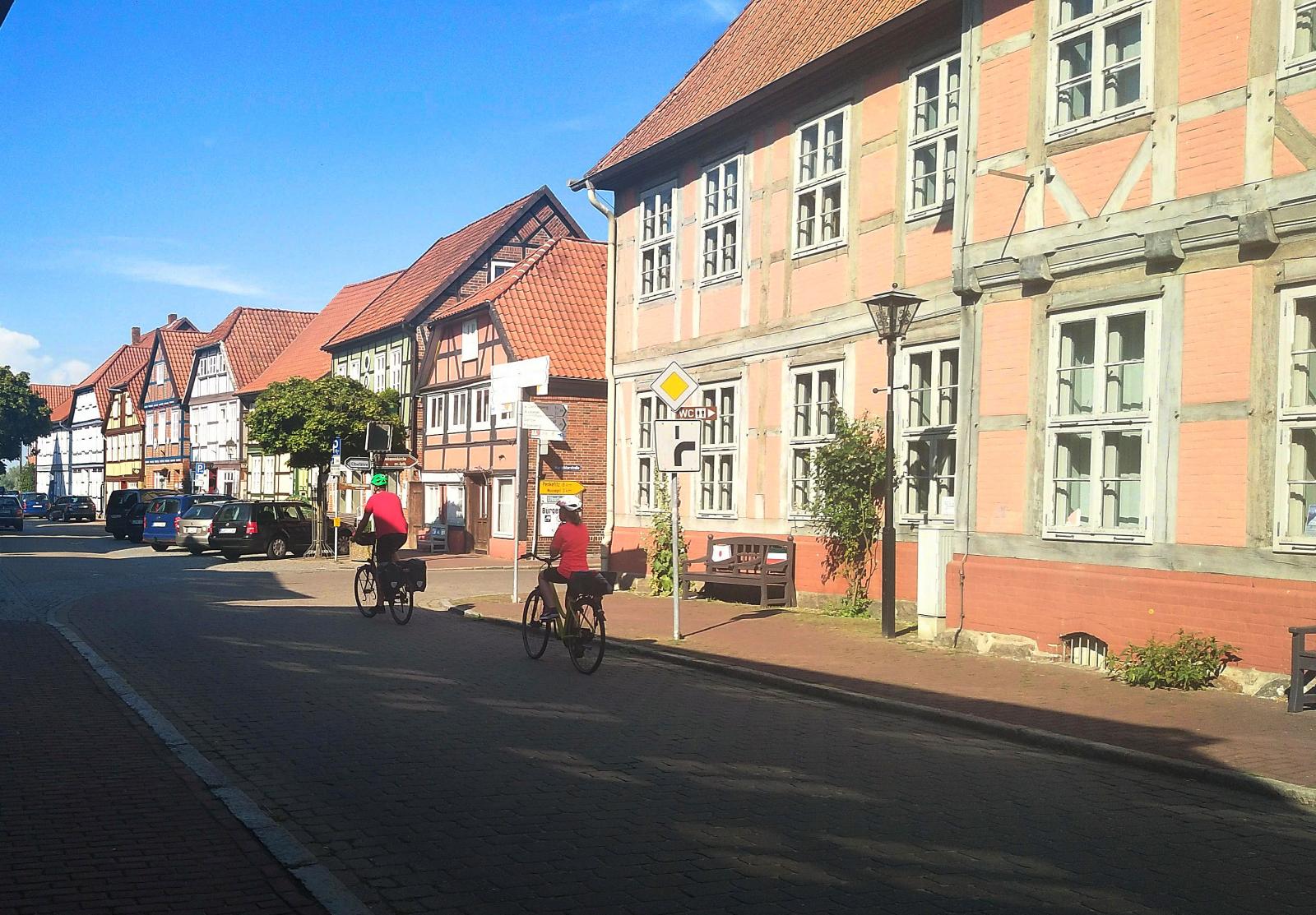 Det går utmärkt att promenera överallt i staden och om du har cykel är det än lättare. Lidl ligger också nära ställplatsen.