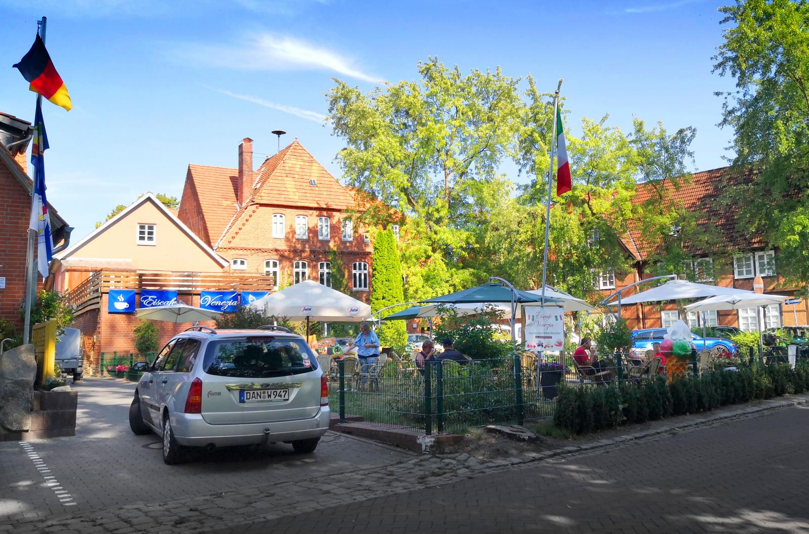 Glassen på Kafé Venecia rekommenderas. Ägaren har kafé i Venedig också.