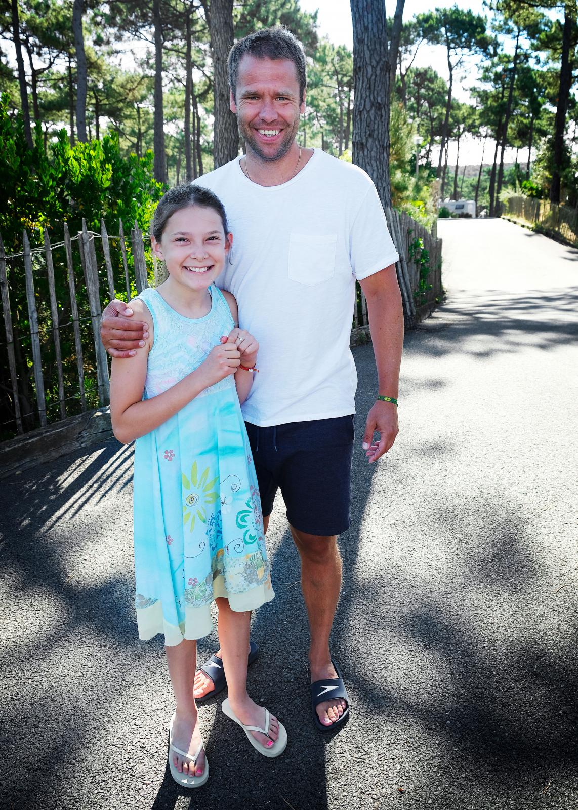 Svenska Isabella och pappa Björn trivs ypperligt på Les Grands Pins.