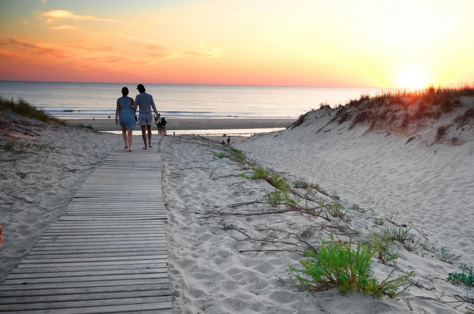 Framåt kvällen rekommenderas en tur ner till stranden för att se solen gå ned.