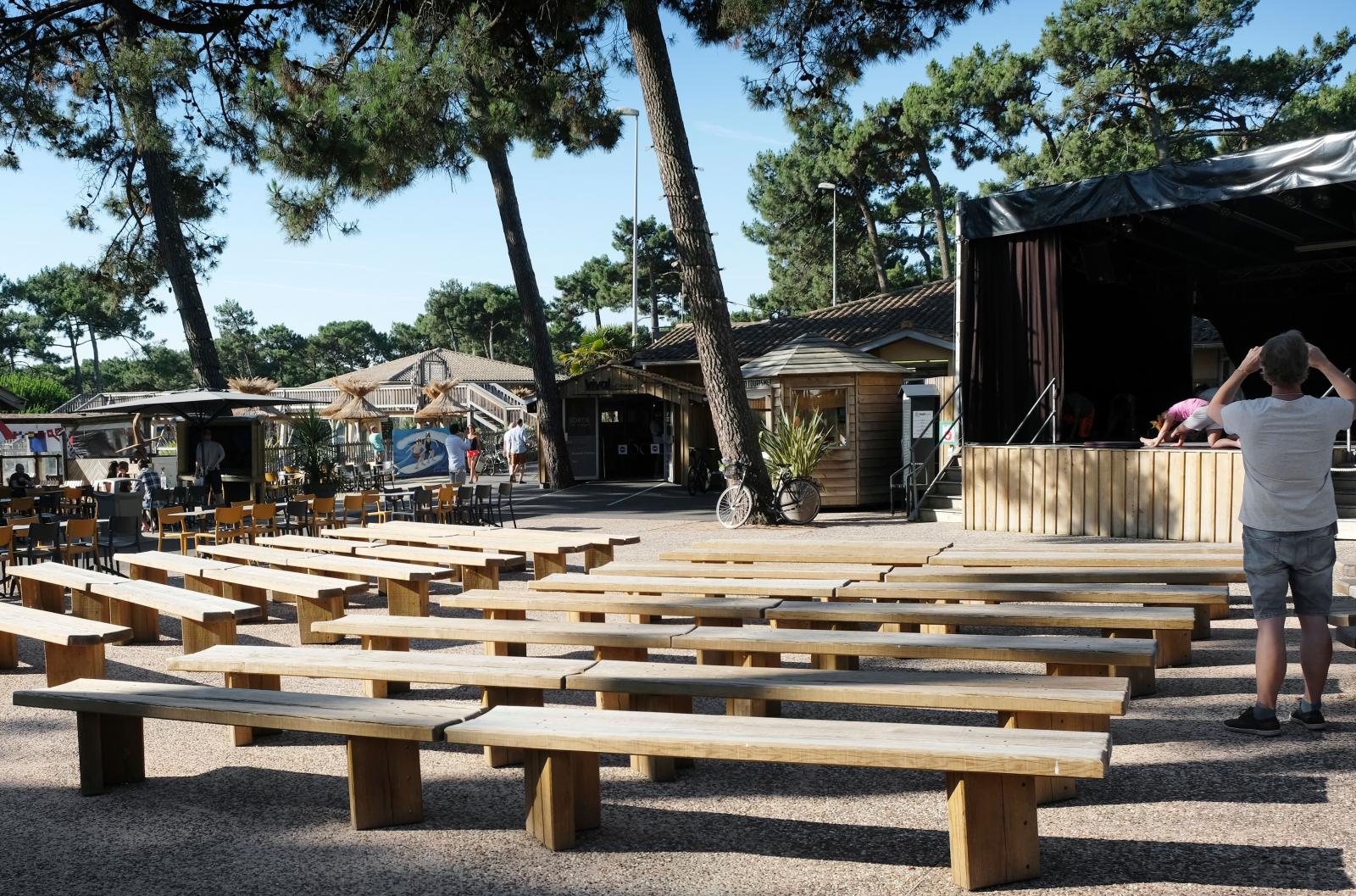 På campingområdet finns en scen och runt den ligger alla restauranger. Vid vårt besök utövades morgonyoga vid scenen.