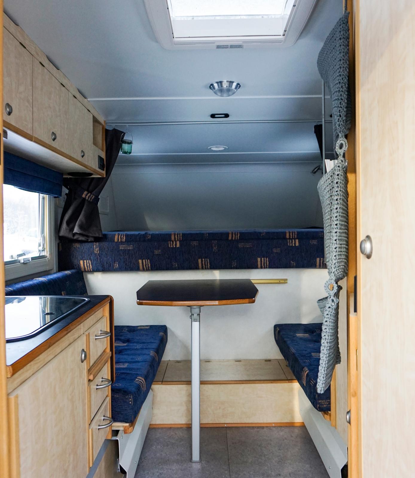 Bortanför sittgruppen finns den 160 cm breda sängen.