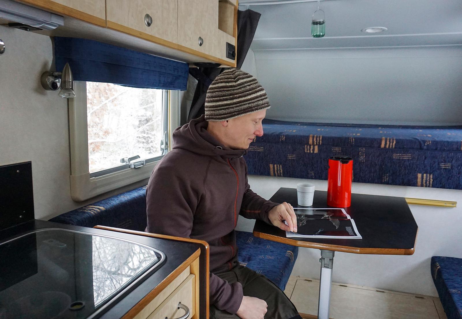 Den femte februari lämnar Nicholas och Marcela Sverige för att åka mot Hamburg där campern ska skeppas till Kanada.