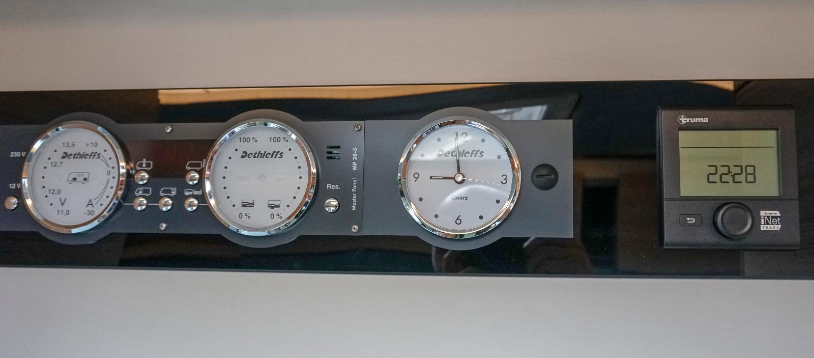 De runda Dethleffsklockorna ser ut att höra till en yacht med vitrinskåp och tofsar. Dags för ny design?