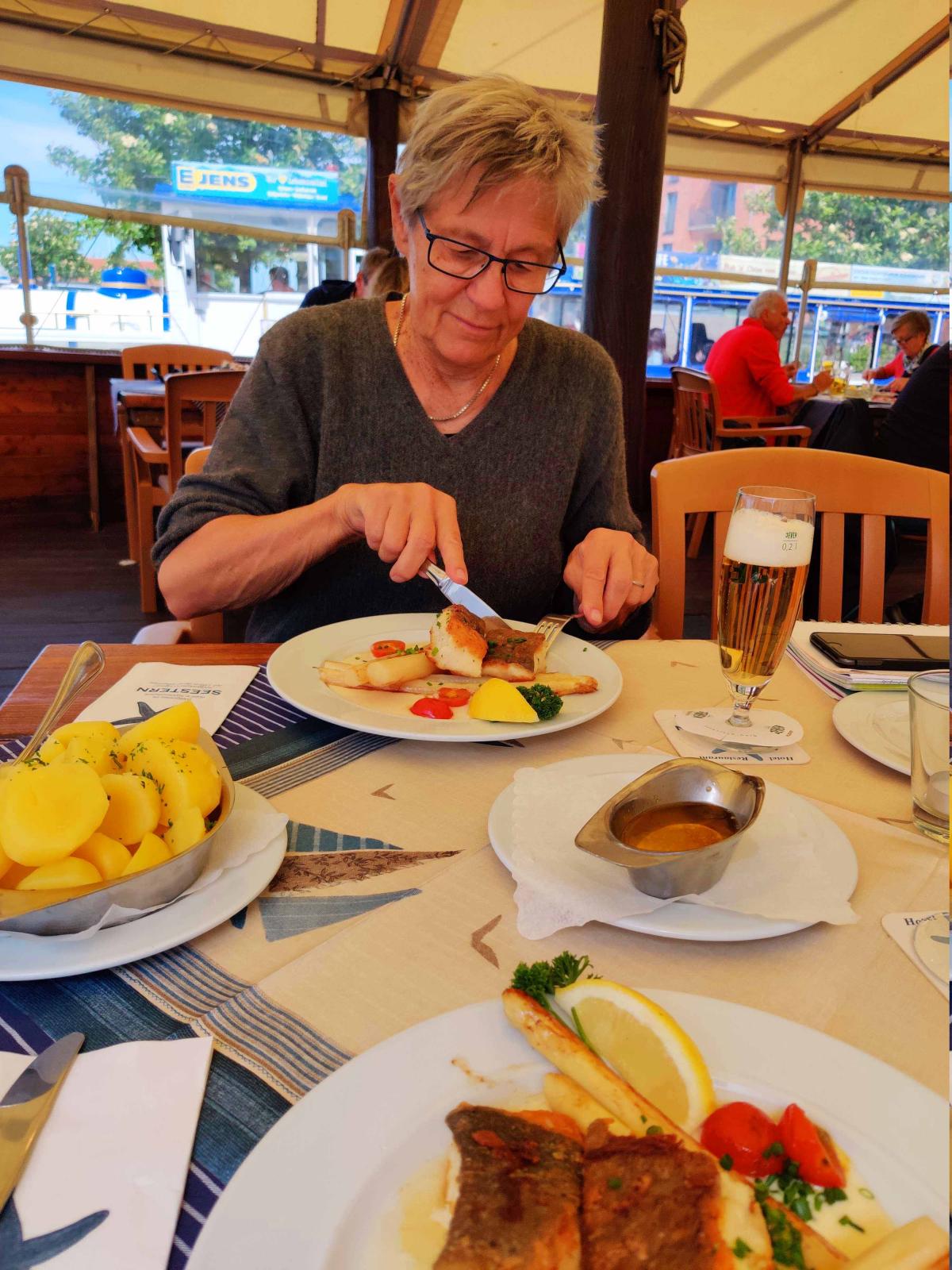 En ljuvlig fisklunch på favoritkrogen i Heiligenhafen skapar en känsla av att allt är som vanligt igen.