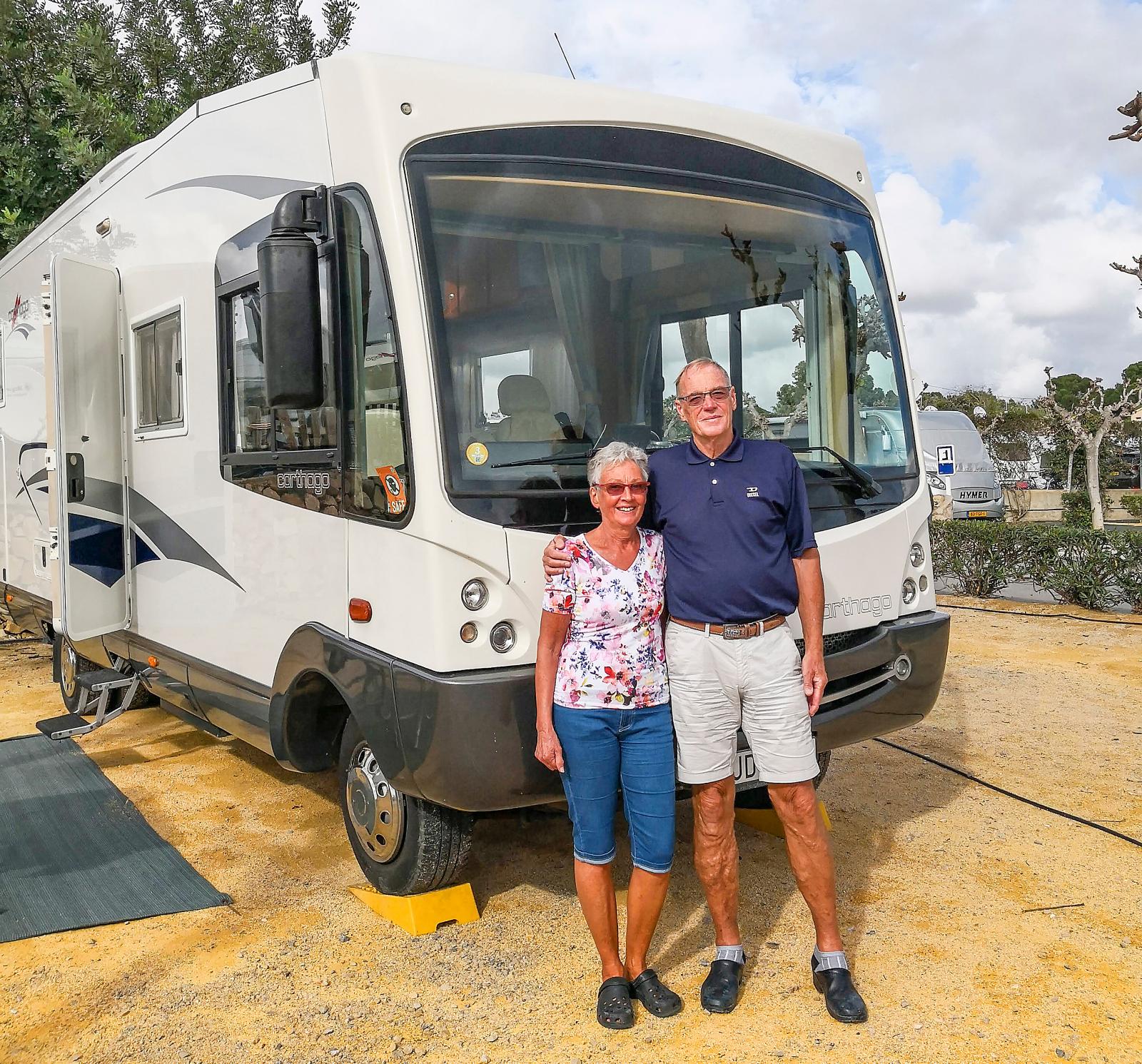 Inger och Ulf Abrahamsson från Mölnlycke bredvid sin Carthago M-Liner 62 på Camping Villasol i Benidorm. Inger är sekreterare och Ulf är ordförande i Carthago Club Sweden.