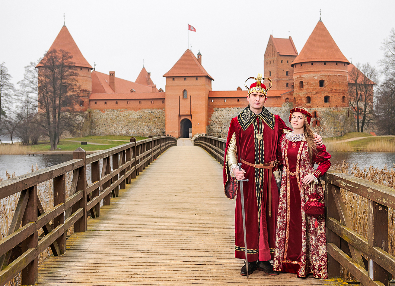 Tre mil väster om Vilnius, i Trakai, hittar du detta vackra sjöslott.