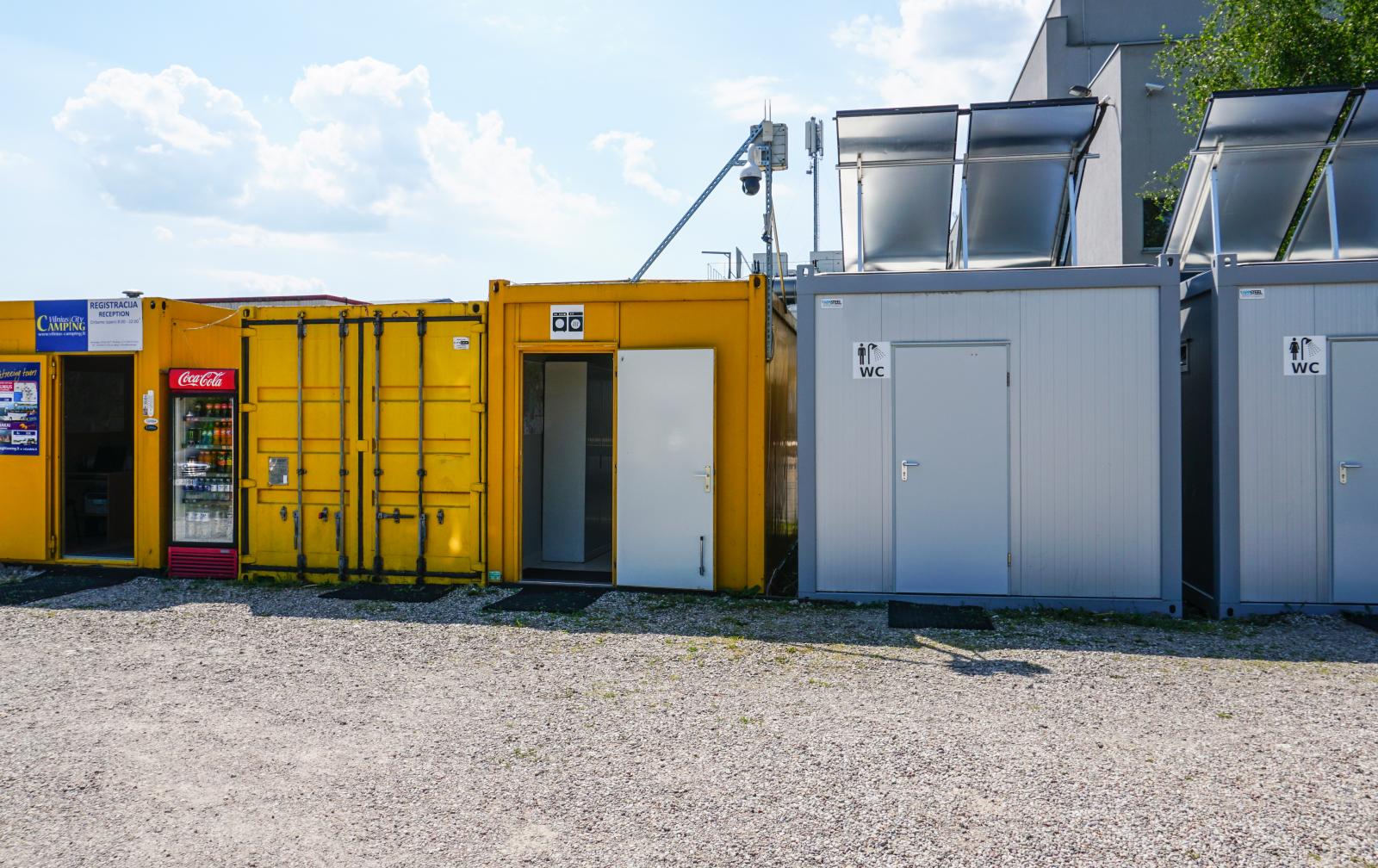 Servicehusen består av ombyggda containers. De är enkla att försegla vintertid när campingen har stängt.