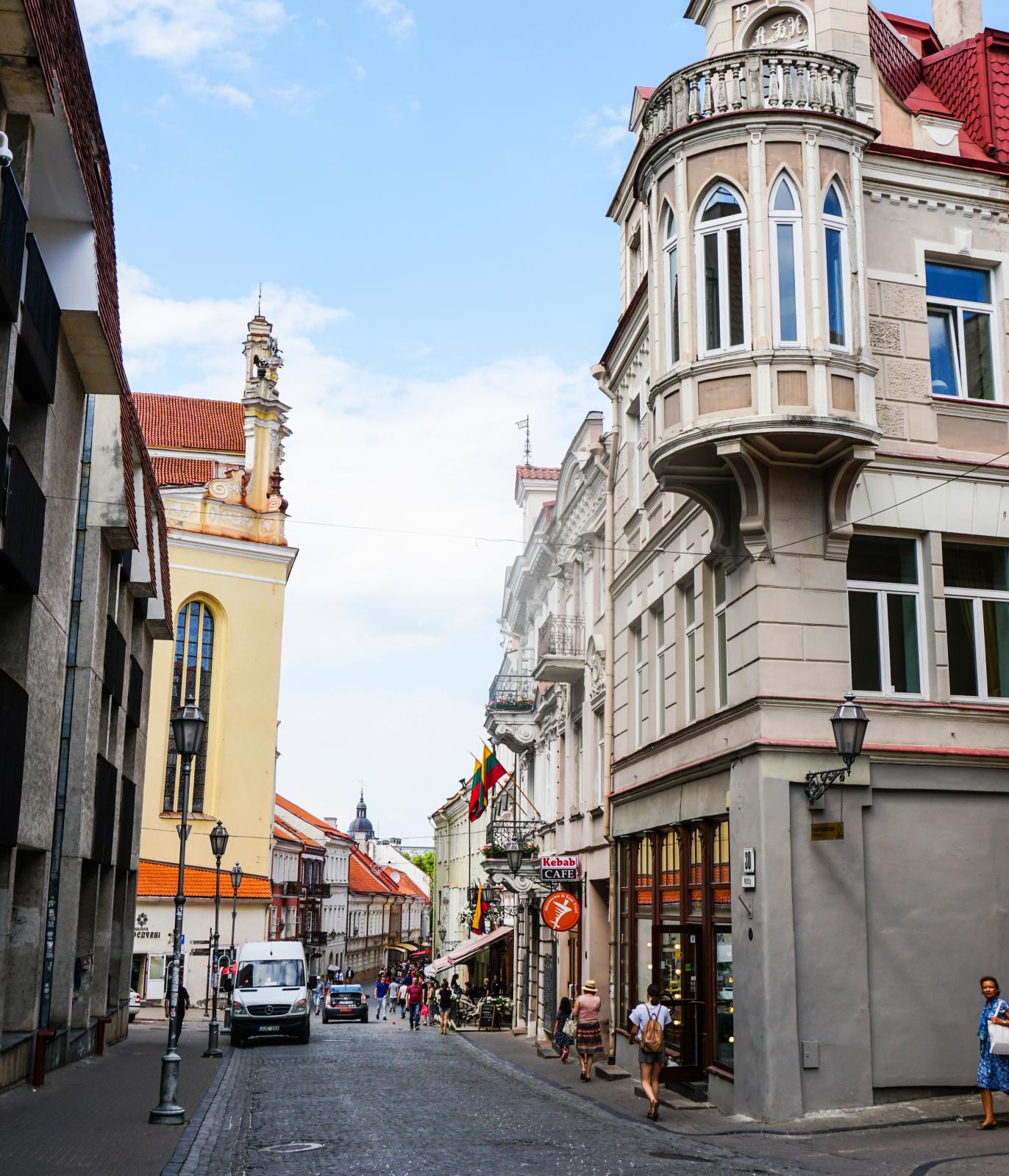 Gamla stan i Vilnius är härlig att upptäcka till fots med mängder av glest trafikerade smågator. Inte mindre än 70 gator och 1500 byggnader att inspektera.