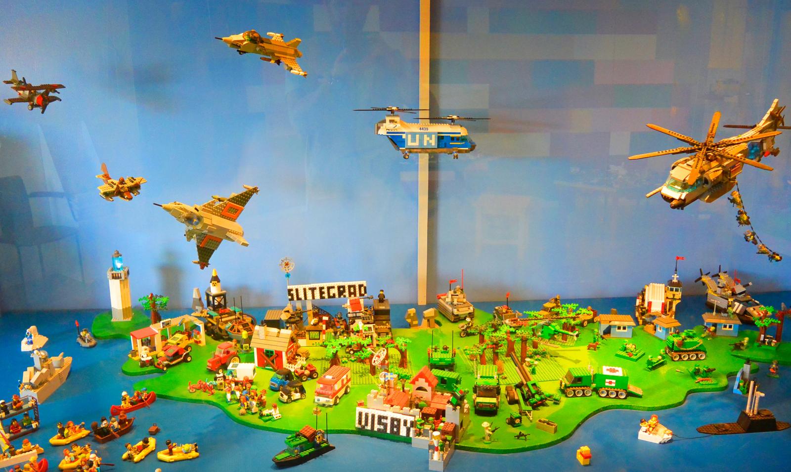 Legomodeller och en uppfinnarverkstad förgyller besöket för de små.