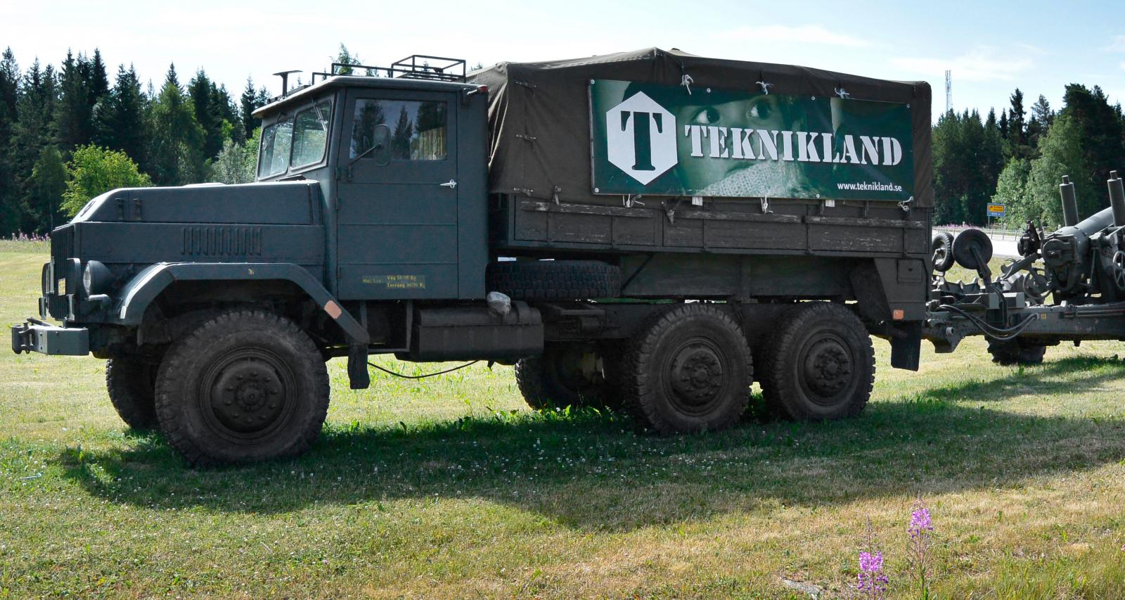 En militärlastbil med infanterikanonvagn hälsar besökarna välkomna.
