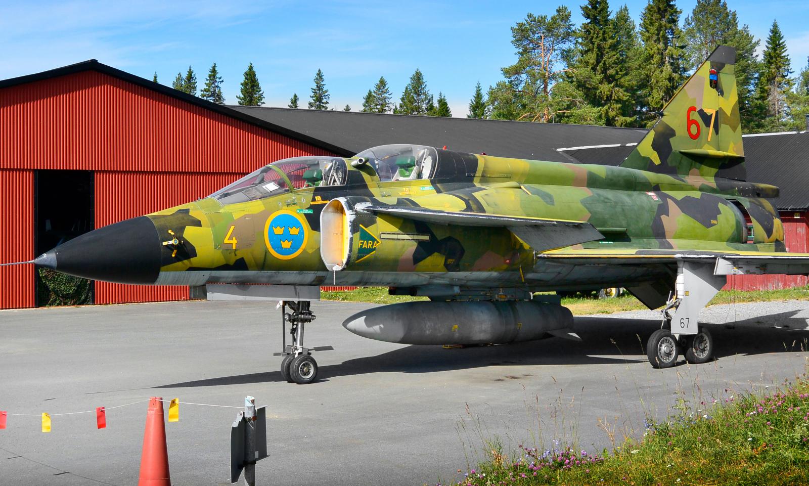 På gården står ett antal mäktiga militärflygplan parkerade. Många fler finns att beskåda i byggnaden Flyg & Lotta.
