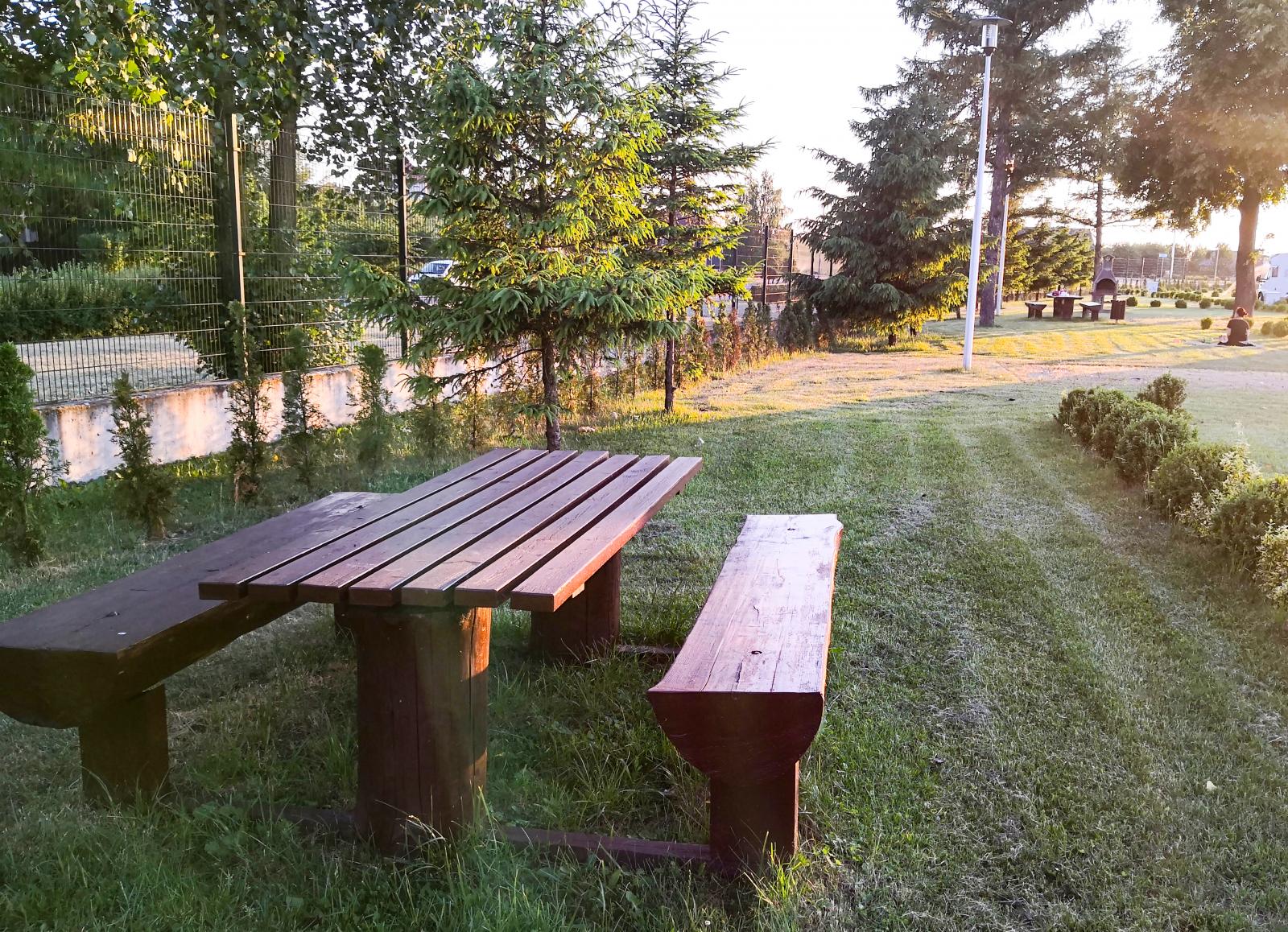 Det finns ett par bastanta picknicbord på campingen.