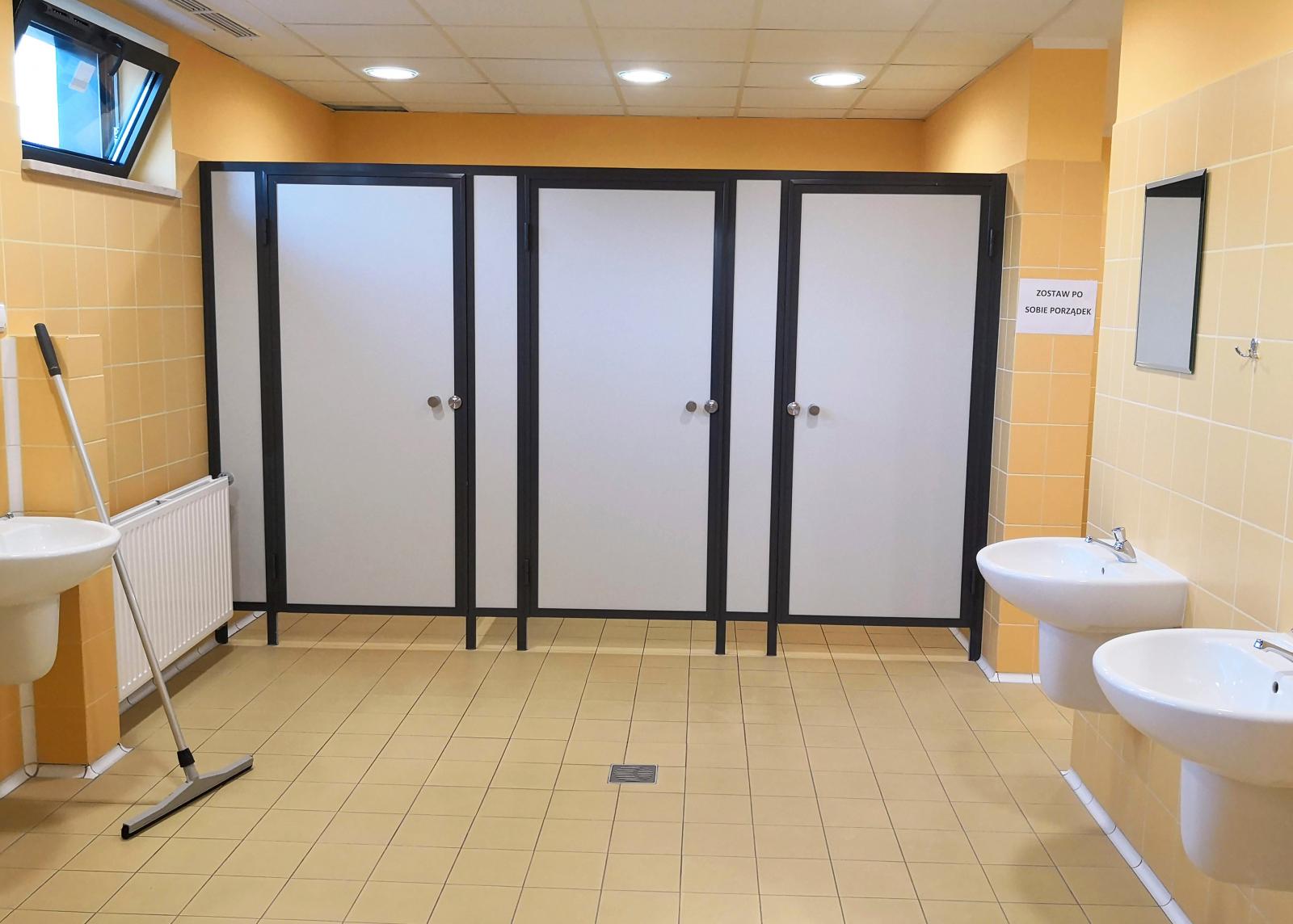 Modernt och välstädat servicehus där varmvatten ingår.