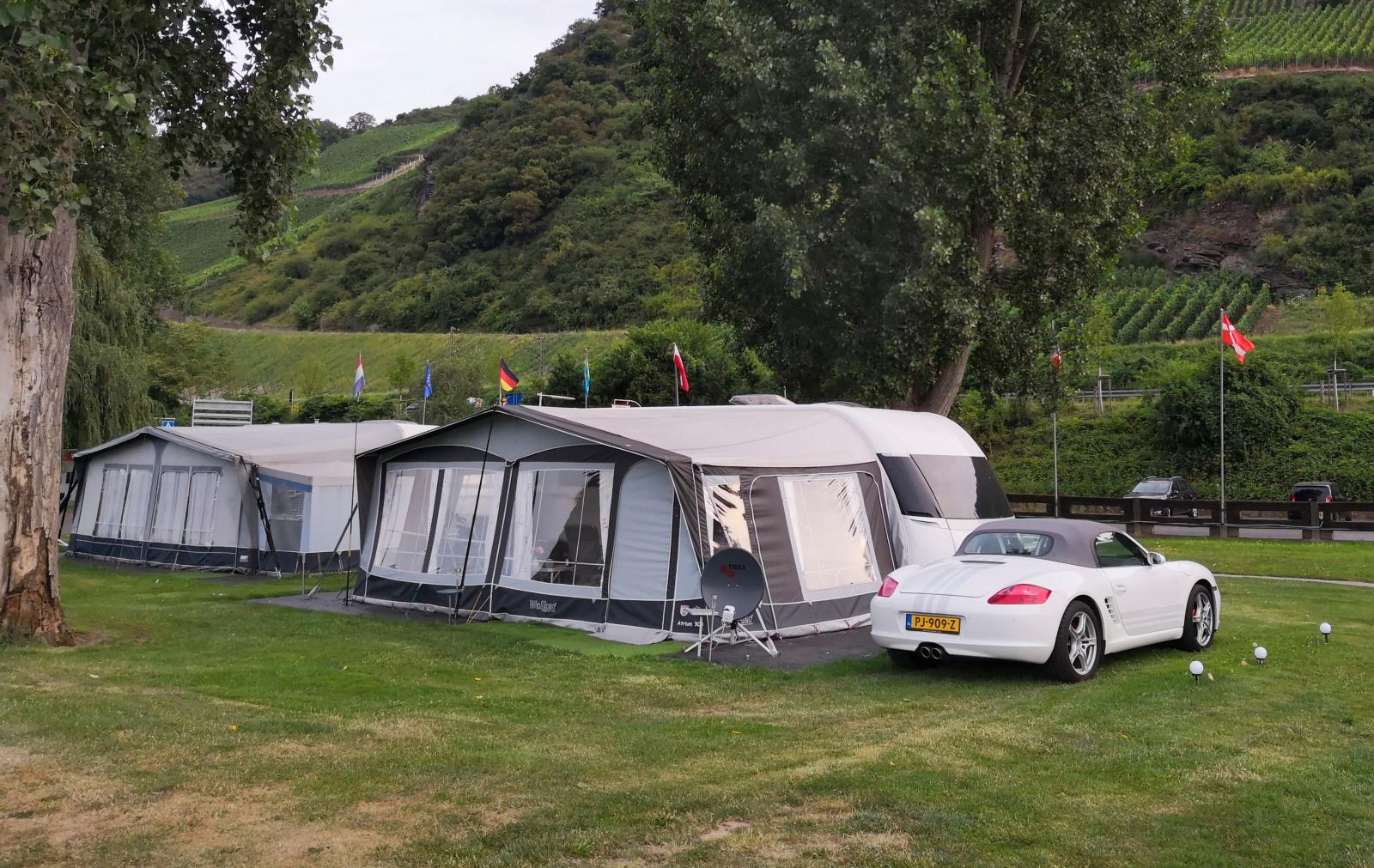 Campinglyx med Hobby Premiumvagn och en matchande vit Porsche Cabriolet.