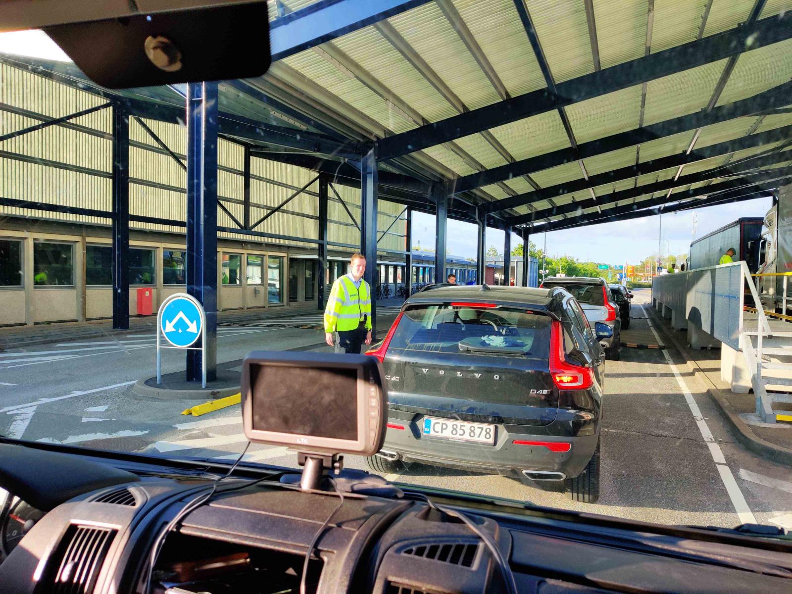 Inga problem genom Danmark när vi visar våra svenska pass och lovar att vi ska åka direkt hem.